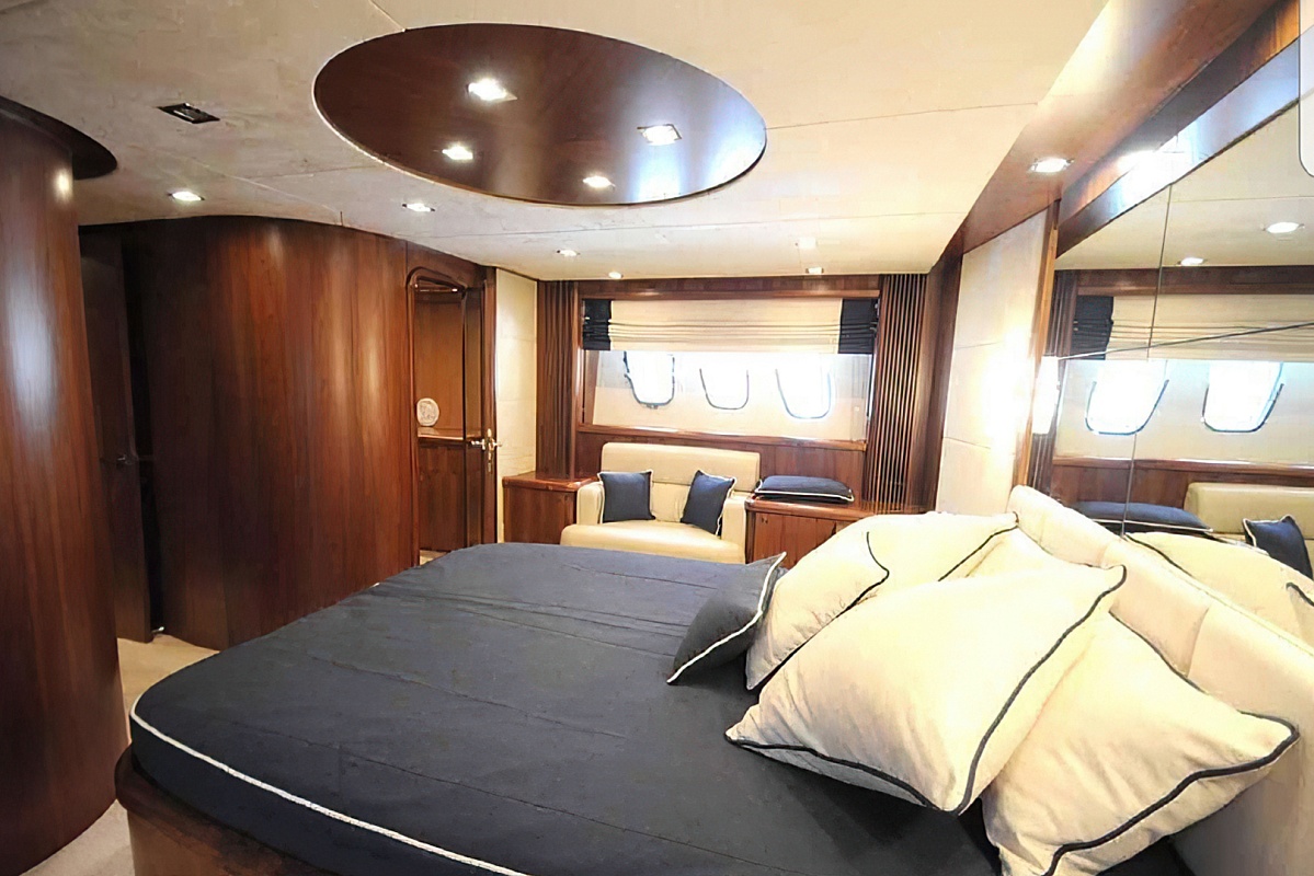 Sunseeker Predator 72 Аренда яхты в Сочи - vip каюта